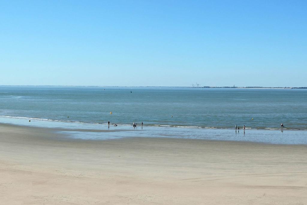 Logis Hotel Les Bleuets Royan Exterior photo